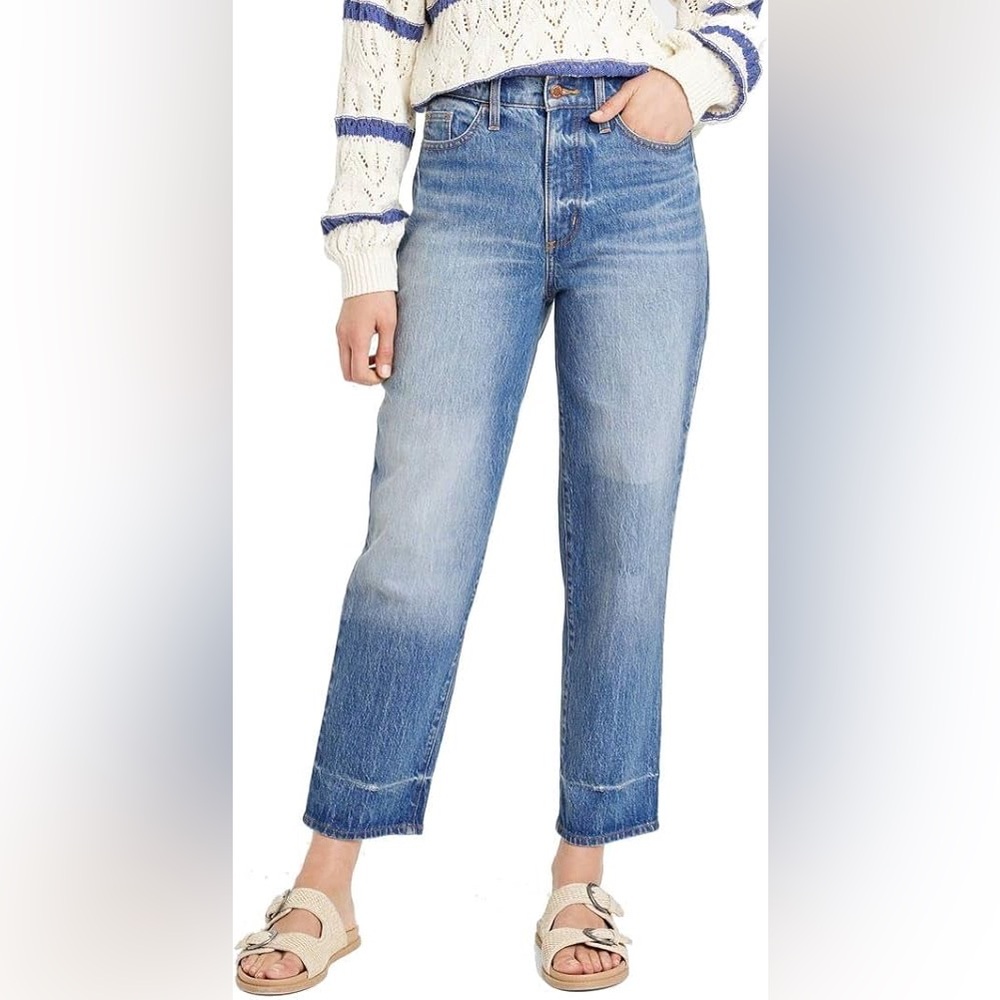 Universal Thread High-Rise Straight Leg Jeans in Light Blue Wash